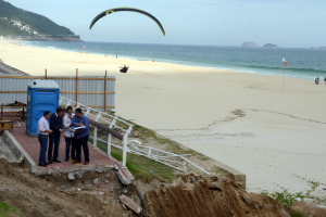 Crivella vistoria obras na ciclovia Tim Maia e na Praia da Macumba