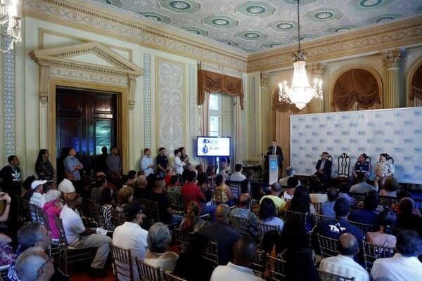 Crivella entrega mais 150 crachás do programa Ambulante Legal