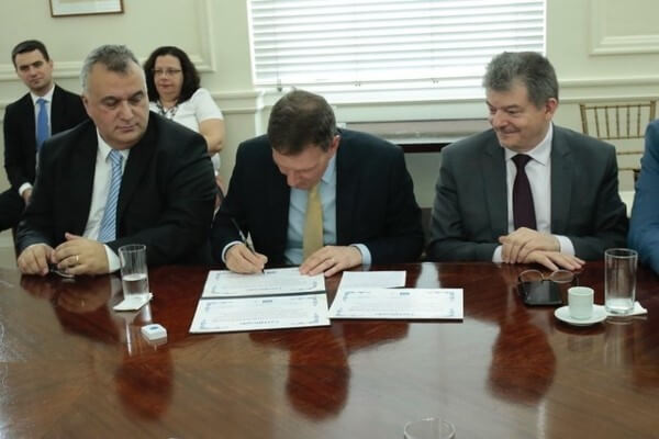 Crivella assina acordo que prevê serviço comunitário na rede de saúde