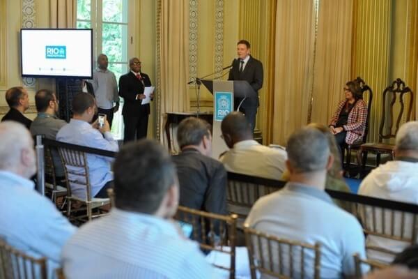 Crivella entrega mais 70 autonomias a taxistas 