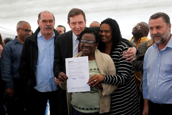 Crivella entrega RGIs a 146 famílias em Senador Camará