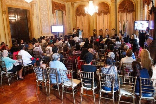 Crivella entrega mais 200 crachás do Ambulante Legal
