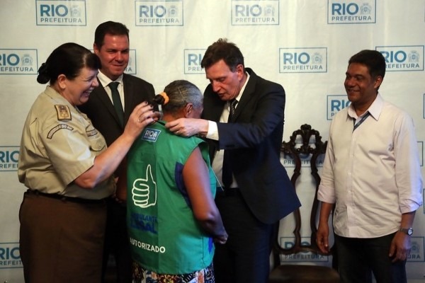 Crivella entrega crachás do Ambulante Legal a 150 vendedores