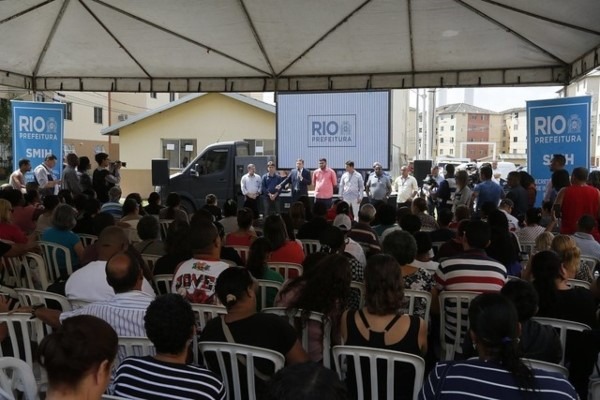 Crivella entrega RGIs e realiza sonho da casa prórpia para 209 famílias