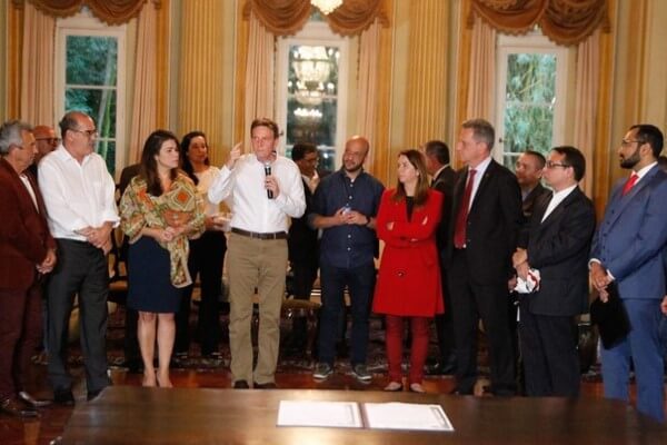 Crivella entrega habite-se parcial para Centro de Treinamento do Flamengo