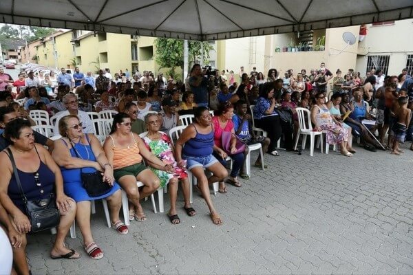 Moradores de condomínios em Cosmos recebem registro de imóveis