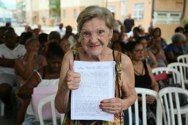 Crivella entrega RGI para 255 famílias de baixa renda em Santa Cruz