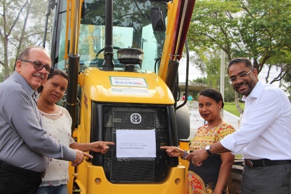 Márcio Marinho entrega trator e retroescavadeira a municípios da Bahia