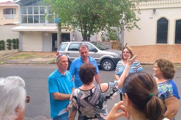 Abdala e moradores discutem mudanças nas ruas do bairro Castelinho em Piracicaba