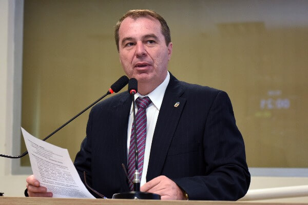 Marcos Abdala propõe retirada de fios excedentes em postes de energia de Piracicaba