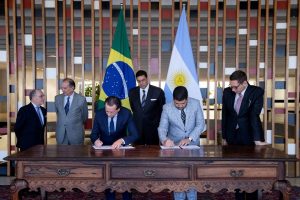 Brasil e Argentina assinam acordo para uniformizar regras de produção de veículos Brasil e Argentina assinam acordo para uniformizar regras de produção de veículos