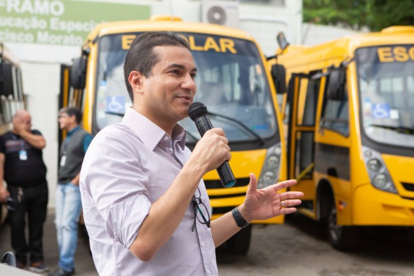 Marcos Pereira entrega ônibus escolares em Francisco Morato