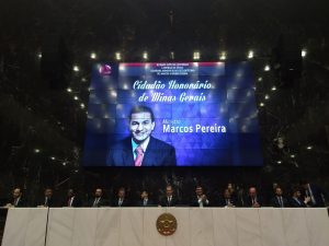 marcos-pereira-prb-recebe-titulo-de-cidadao-honorario-de-minas-gerais-foto-cedida-09-05-17-02