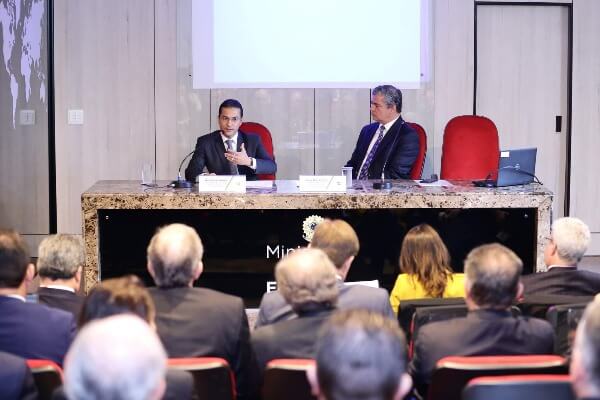 Marcos Pereira lidera movimento que cobra diálogo para abertura comercial