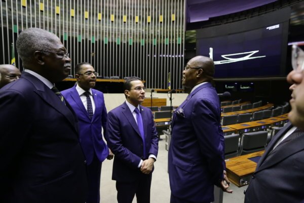 Ao receber ministro angolano, Marcos Pereira defende aprovação de acordo na área da defesa