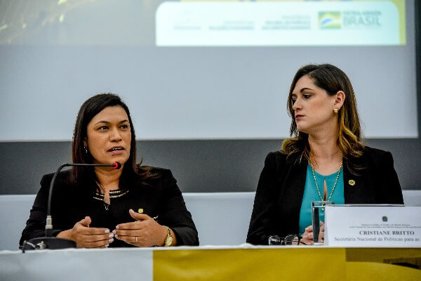 Maria Rosas palestra sobre a participação da mulher na política