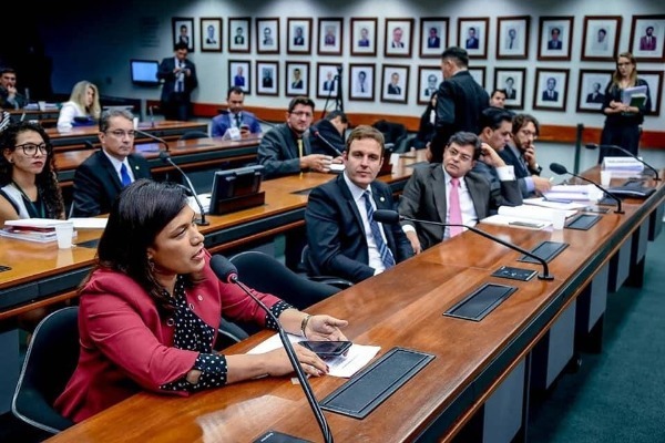 Maria Rosas defende projeto que protege direitos da criança