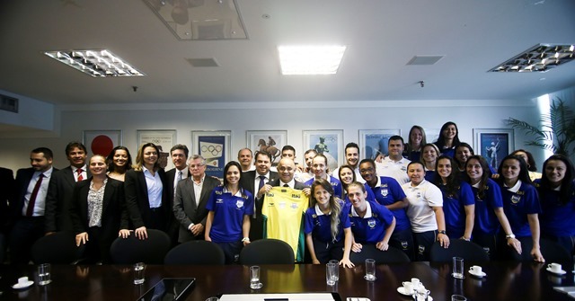 Ministro George Hilton recebe seleção feminina de futsal que vai encarar Mundial da Guatemala