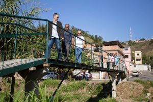 Moradores que construíram ponte em Barra Mansa recebem visita do prefeito Jorge Costa