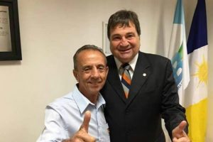 Nelsinho Moreira entrega van para transporte de pacientes
