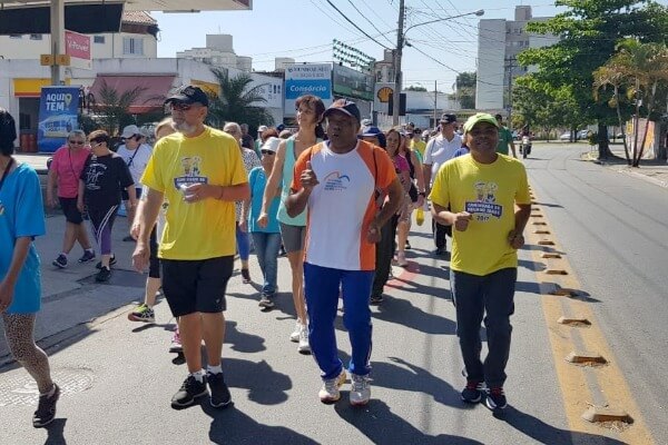 Nunes Coelho realiza caminhada para idosos em Taubaté