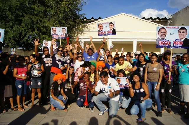 Ossesio Silva e Carlos Geraldo visitam moradores de Olinda