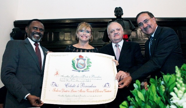 ossesio-silva-prb-entrega-titulo-cidadao-de-pe-foto-alepe-10-09-15