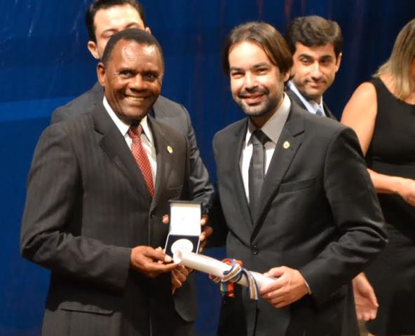 Ossesio Silva recebe medalha dos 180 anos do Poder Legislativo de Pernambuco