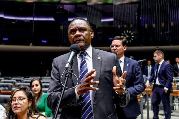 Ossesio Silva se posiciona contra caso de racismo com taxista