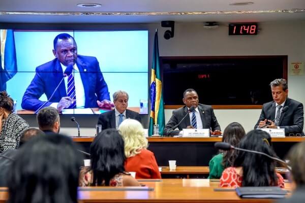 Ossesio Silva debate adoção de idosos na Câmara