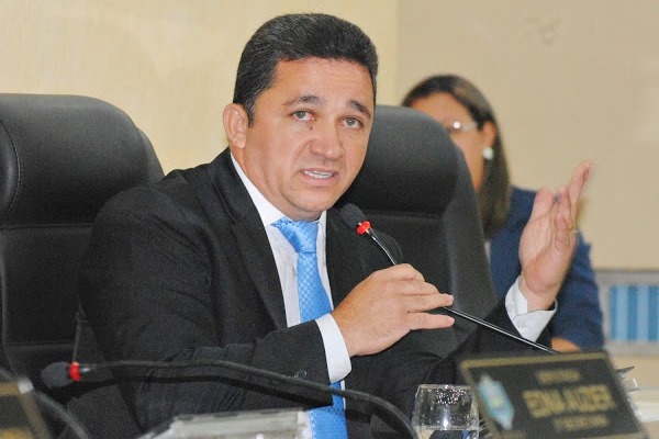 Pastor Oliveira cobra ação do governo quanto à falta de energia elétrica em Oiapoque