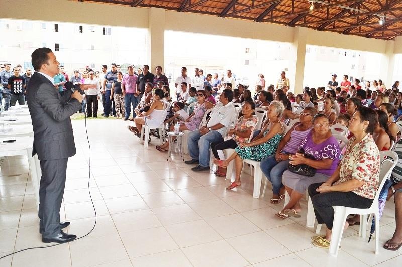 Pastor Oliveira visita conjunto habitacional macapaba em Macapá