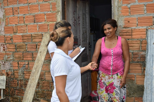 De forma atenciosa, a vereadora conversou com os moradores e ouviu as reclamações da comunidade por melhoria dos serviços públicos