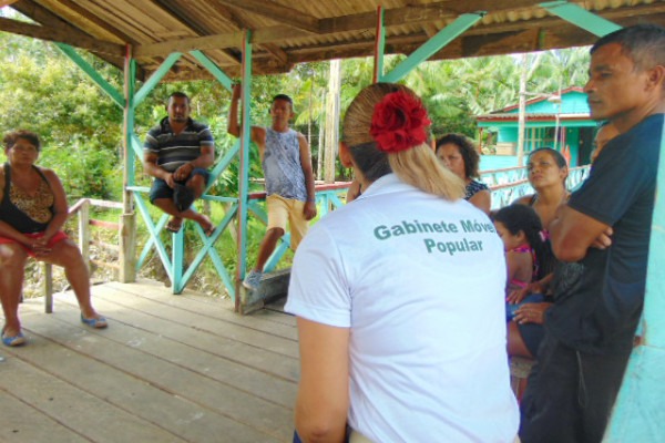 Republicana viaja dois dias de barco para ouvir comunidades no interior de Macapá