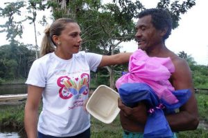 patriciana-vereadora-prb-macapa-ap-faz-doacoes-em-pedreira-foto-ascom-20-03-2017-02