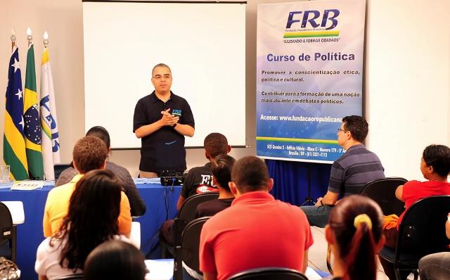 paulo-cesar-oliveira-prb-curso-politica-planaltina-de-goias-frb-foto-divulgacao-01-07-15-02