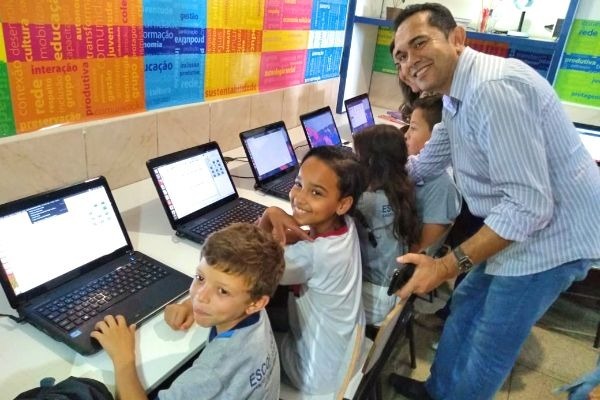 Paulo Muniz garante computadores para escola de Santo Antônio do Descoberto