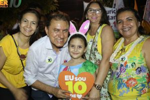 Primeira dama Mazé Araujo, prefeito Weber e simpatizantes durante campanha 