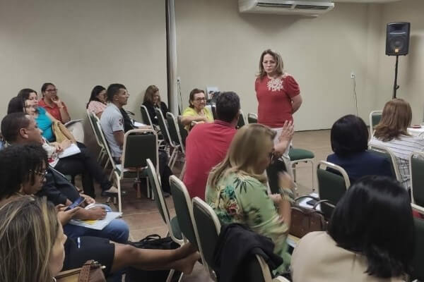 Educação: Professora Ana Lúcia participa de encontro dos conselhos municipais
