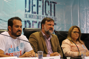 Professora Ana Lúcia debate déficit de moradias no Recife