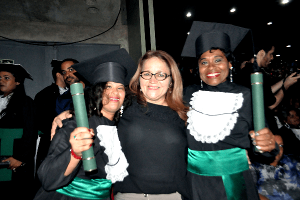 professora-ana-lucia-prb-formatura-de-aluna-com-sindrome-de-down-foto2-ascom-25-01-17