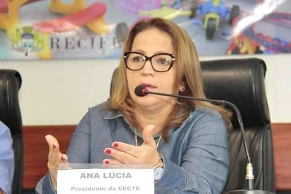 Professora Ana Lúcia debate o direito ao recesso escolar nas escolas infantis do Recife