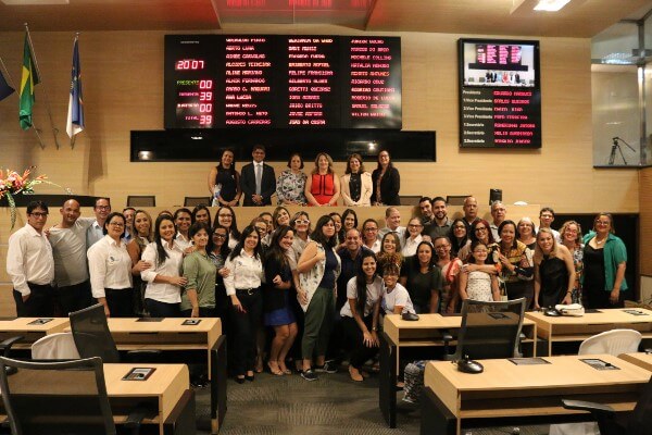 Republicana homenageia associação de assistência à autistas no Recife