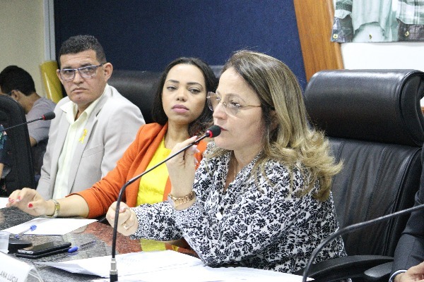 Professora Ana Lúcia promove debate sobre prevenção ao suicídio