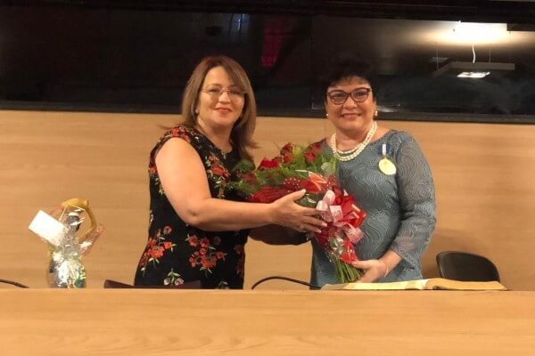 Professora Ana Lúcia homenageia juíza no Recife Professora Ana Lúcia homenageia juíza no Recife