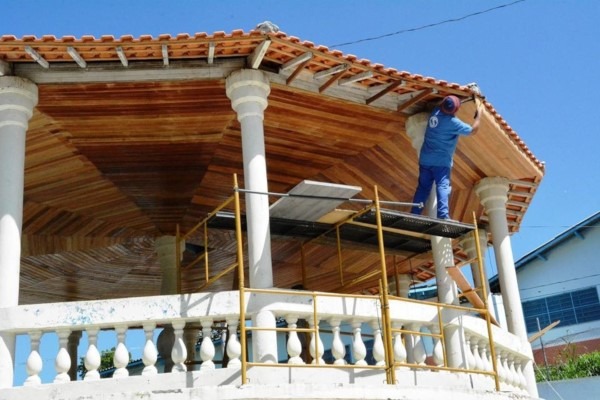 Renata Sene vistoria reforma da Praça do Coreto em Francisco Morato