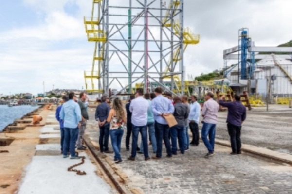 Prefeito Renatinho Vianna busca apoio para desembargo do Porto do Forno