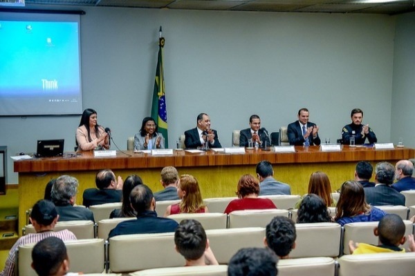 Renato Junqueira prestigia reinstalação de frente contra a exploração sexual de menores