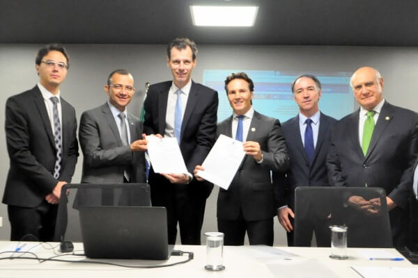 Republicanos participam de assinatura para construção de aeroporto