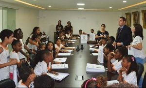 ricardo-evangelista-prb-recebe-alunos-do-projeto-escola-da-democraia-foto-wilian-costa-30-03-17-02